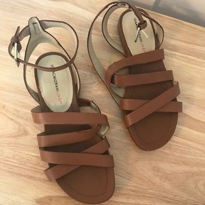 100% leather flat sandals.